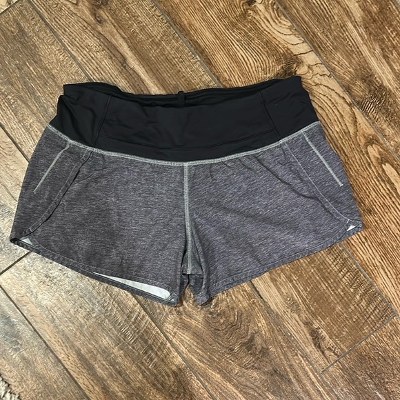 Lululemon Grey & Black Women’s Shorts Size 6 - Picture 1 of 4
